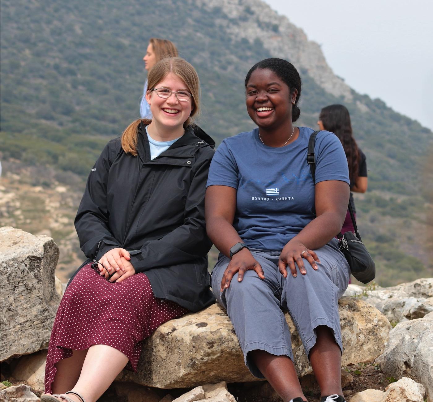 两个女学生在地中海的山坡上